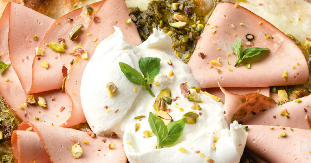 Pizza Slim & Fit mit Burrata, Pistazien und HühnerMortadella