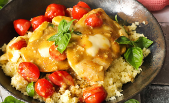 Piscancji zrezki v pesto omaki s paradizniki in mocarelo